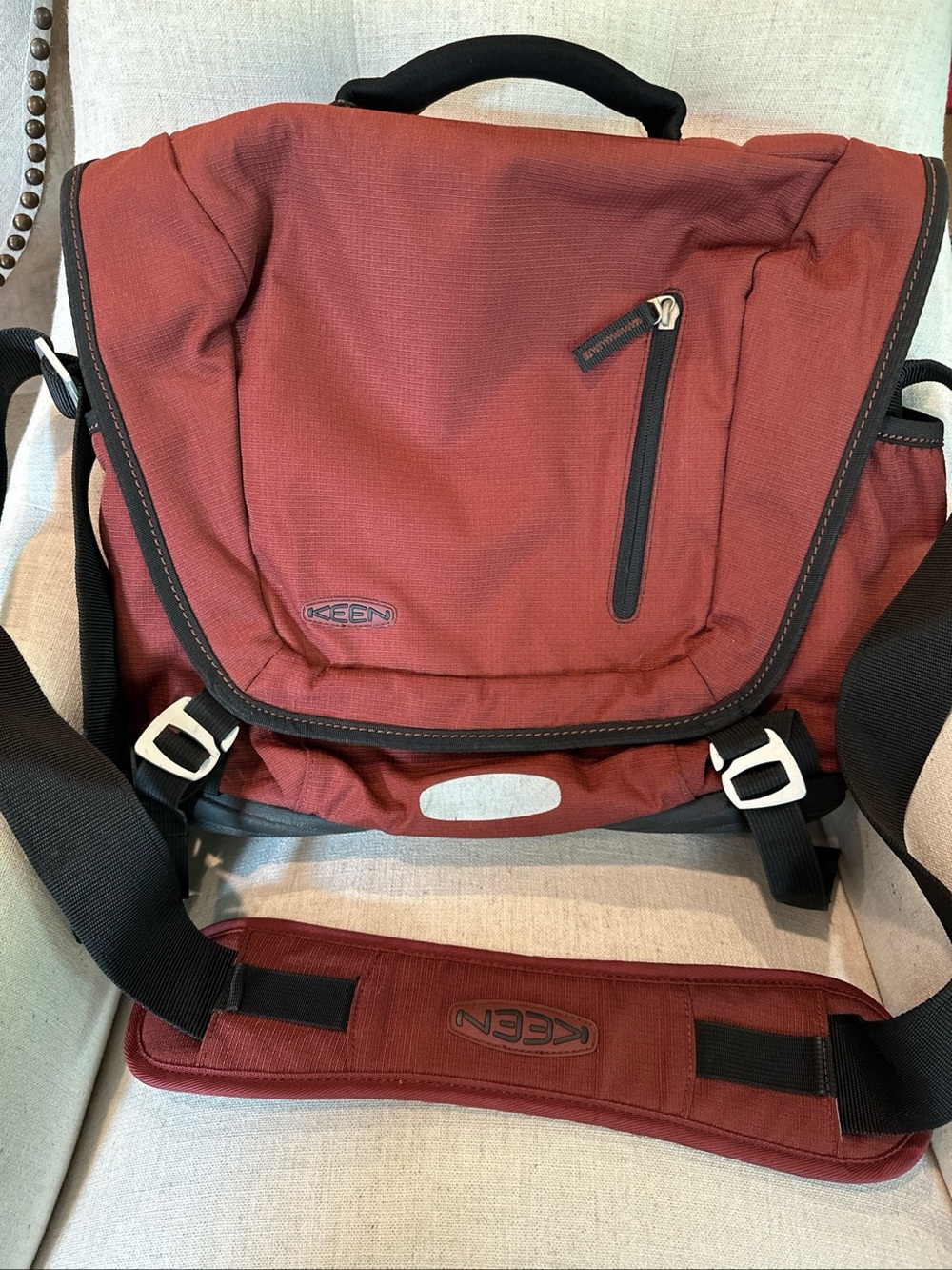 Keen Hybrid Transport Laptop Messenger Crossbody XL Bag Unisex Burgundy & Black